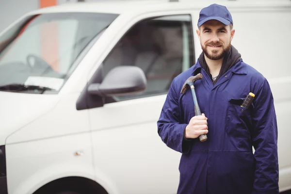 Reparador sosteniendo un martillo — Foto de Stock