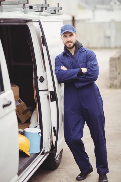 Reparador con los brazos cruzados — Foto de Stock