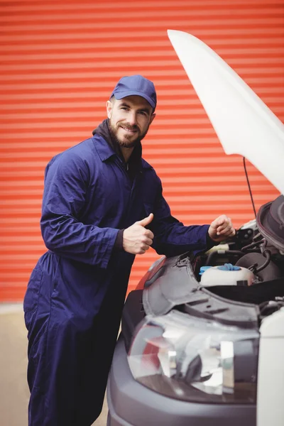 Reparador arreglando una furgoneta — Foto de Stock