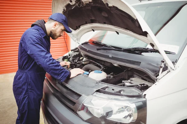 Mechanic fixing a van — Stock Photo, Image