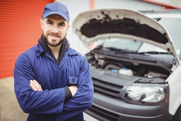 Mechanic met gekruiste armen — Stockfoto