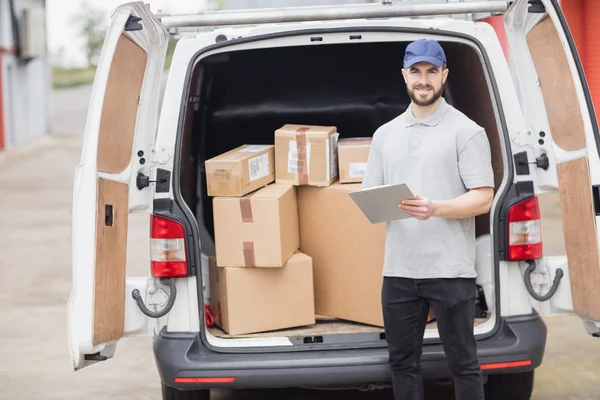 Delivery man holding clipboard — Stock Photo, Image