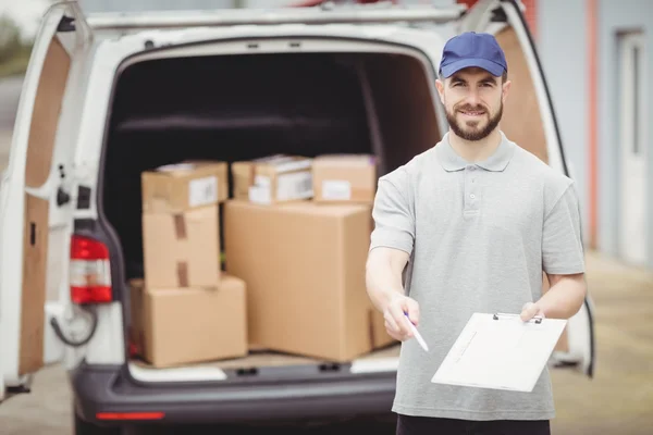 Man holding clipboard — Stock Photo, Image