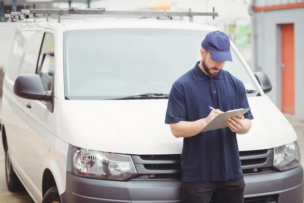 Hombre escribiendo en portapapeles — Foto de Stock