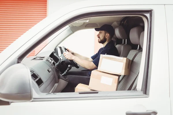 Zusteller fährt mit seinem Lieferwagen — Stockfoto