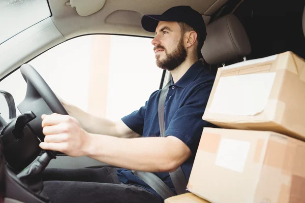 Mann fährt mit Paketen in Transporter — Stockfoto