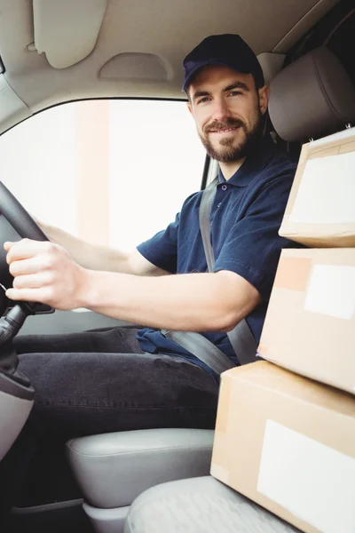 Mann fährt mit Paketen in Transporter — Stockfoto