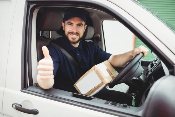 Hombre sentado con los pulgares arriba —  Fotos de Stock