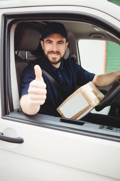 Hombre sentado con los pulgares arriba — Foto de Stock