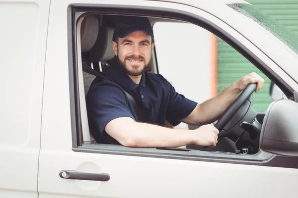 Mann am Steuer seines Lieferwagens — Stockfoto