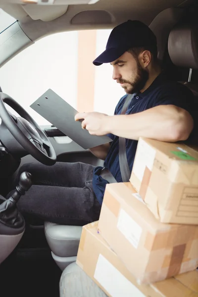 Zusteller sitzt in seinem Lieferwagen — Stockfoto