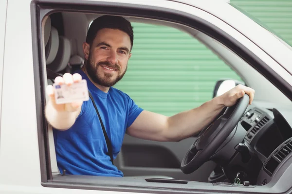 Zusteller zeigt seinen Führerschein — Stockfoto