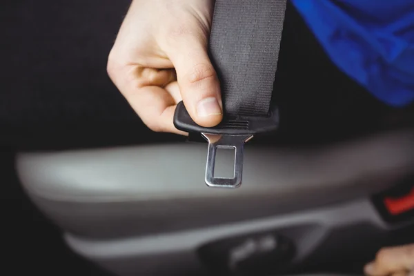 Homme bouclant sa ceinture de sécurité — Photo