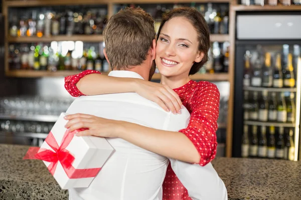 Een paar knuffelen in een bar — Stockfoto