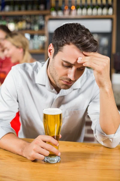 Uomo stanco seduto in un bar — Foto Stock