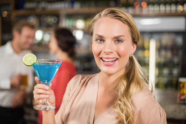 Vrouw bedrijf cocktailglas — Stockfoto