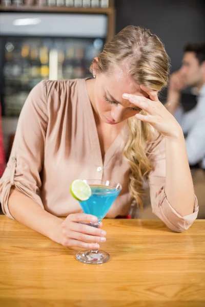 Müde Frau mit dem Kopf in der Hand — Stockfoto