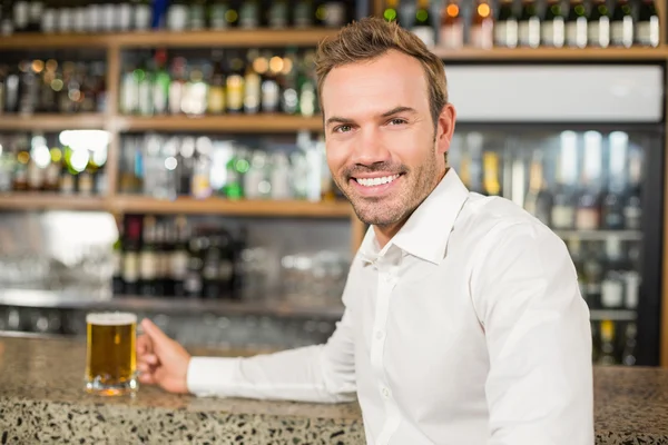 Schöner Mann mit einem Bier in der Hand — Stockfoto