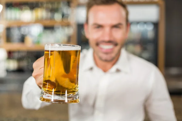 Schöner Mann beim Anstoßen — Stockfoto