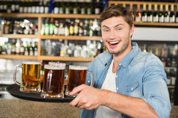 Homem que serve cervejas — Fotografia de Stock