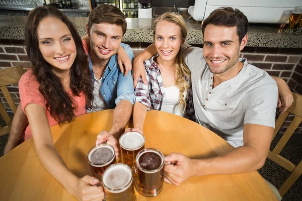 Freunde stoßen mit Bier an — Stockfoto