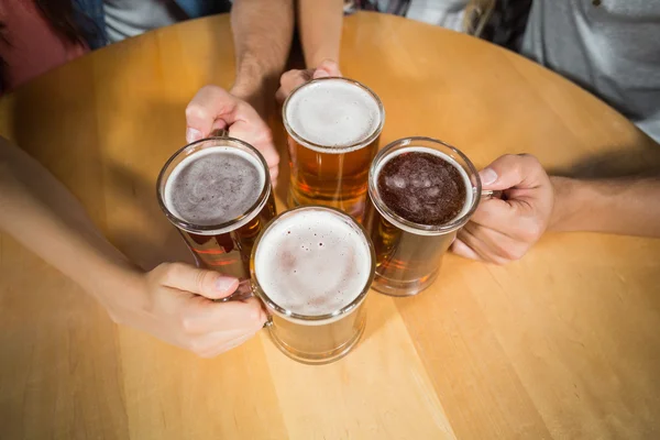 Amigos brindam com cervejas — Fotografia de Stock
