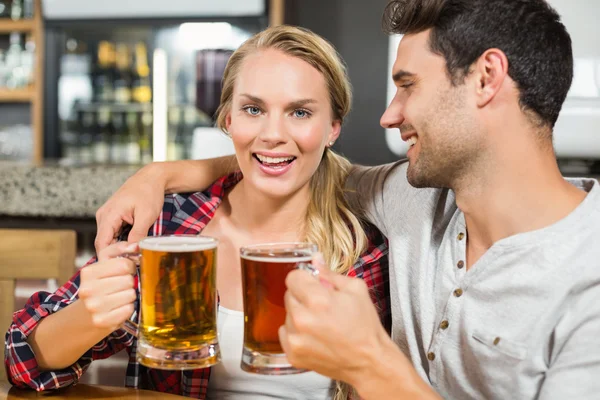 Paar stößt mit Bier an — Stockfoto