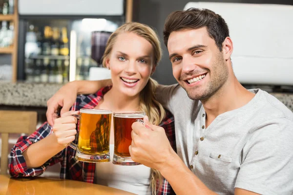 Paar stößt mit Bier an — Stockfoto