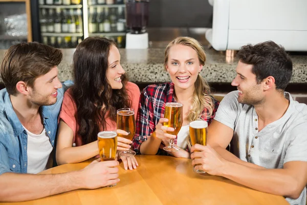 Freunde trinken Bier — Stockfoto