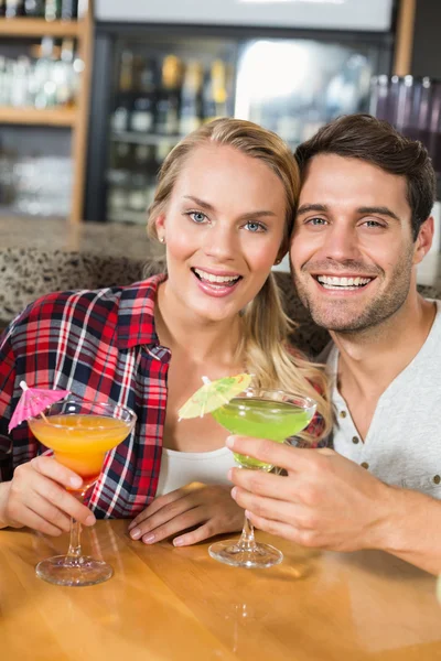 Casal cabeça a cabeça sorrindo — Fotografia de Stock