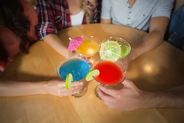 Друзья пьют за коктейли — стоковое фото