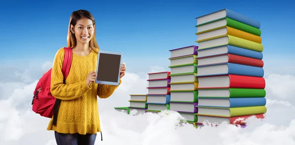 Asiático mujer estudiante mostrando tableta —  Fotos de Stock