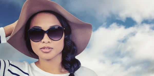 Femme asiatique avec chapeau et lunettes de soleil — Photo