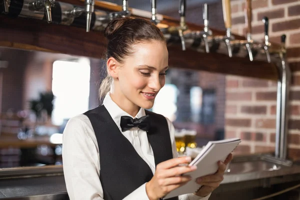 Bardame nimmt Bestellungen auf Notizblock entgegen — Stockfoto