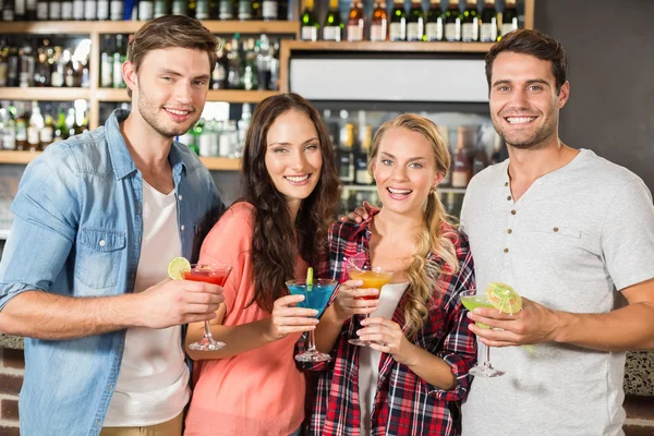 Amigos brindando con cócteles — Foto de Stock