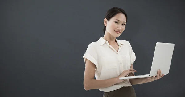 Азиатская предпринимательница с ноутбуком — стоковое фото