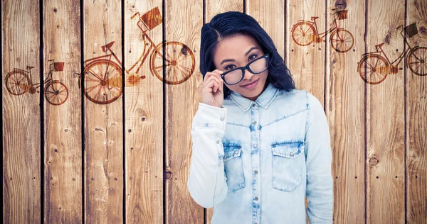 Mujer asiática sosteniendo anteojos —  Fotos de Stock