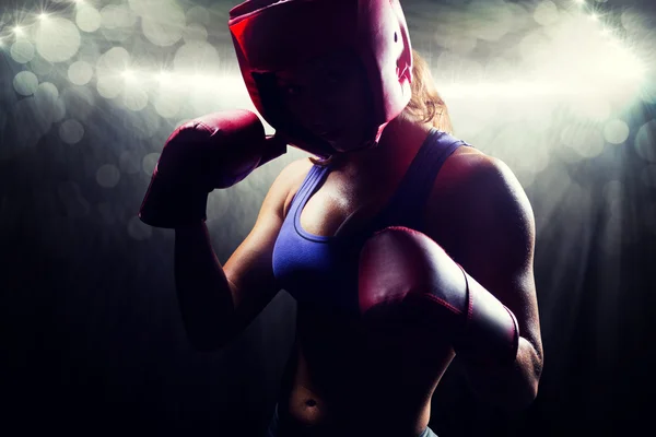 Жіночий боєць з бойовою позицією — стокове фото