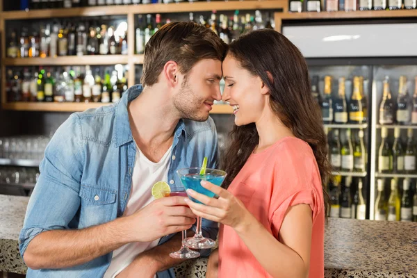 Couple toasting with cocktails — Stock Photo, Image