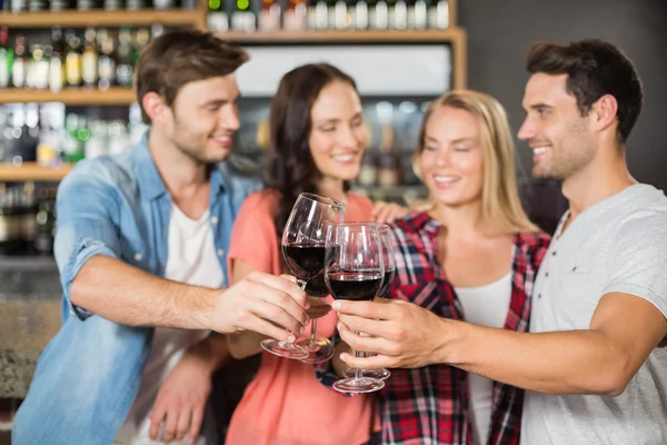 Vrienden roosteren met wijn — Stockfoto