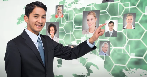 Sorrindo asiático empresário apontando — Fotografia de Stock