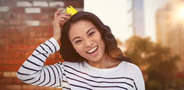 Aziatische vrouw met papieren kroon — Stockfoto