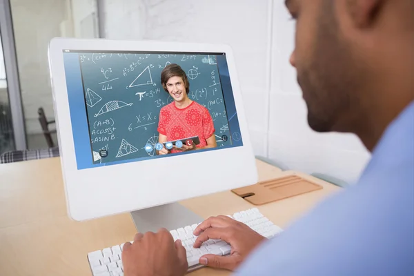 Hombre utilizando el ordenador contra el chat de vídeo —  Fotos de Stock