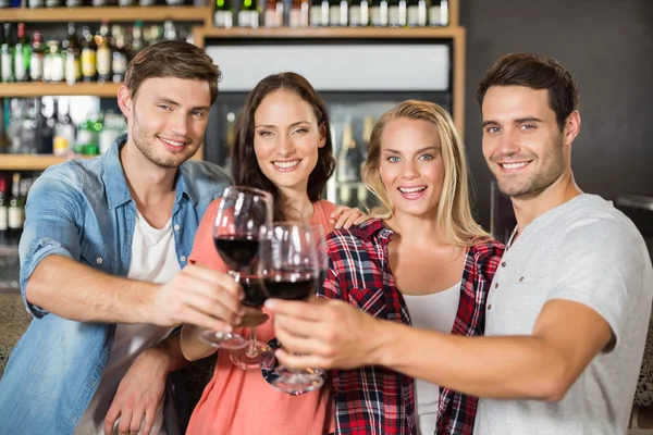 Amigos brindar com vinho — Fotografia de Stock