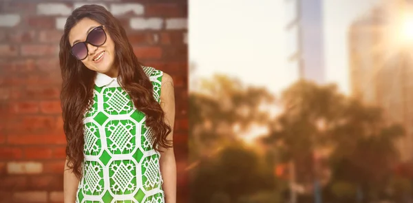 Woman with sunglasses posing for camera — Stock Photo, Image