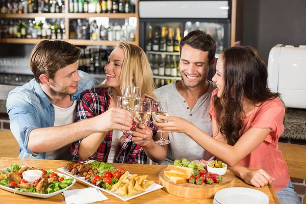 Amigos brindar com vinho branco — Fotografia de Stock