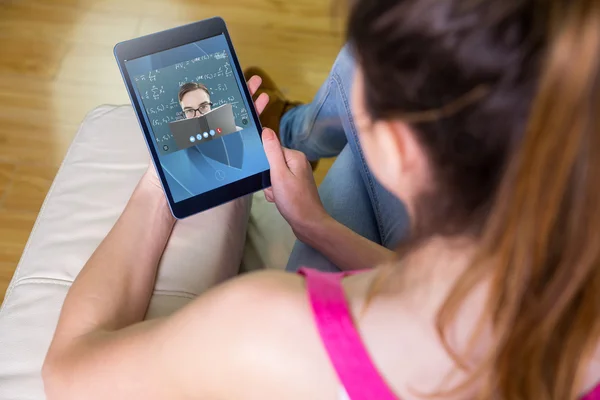 Donna che utilizza tablet contro video chat — Foto Stock