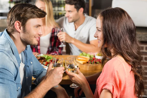 Couple heureux buvant du vin blanc — Photo