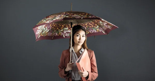 Mujer de negocios con un aglutinante de sujeción de paraguas —  Fotos de Stock