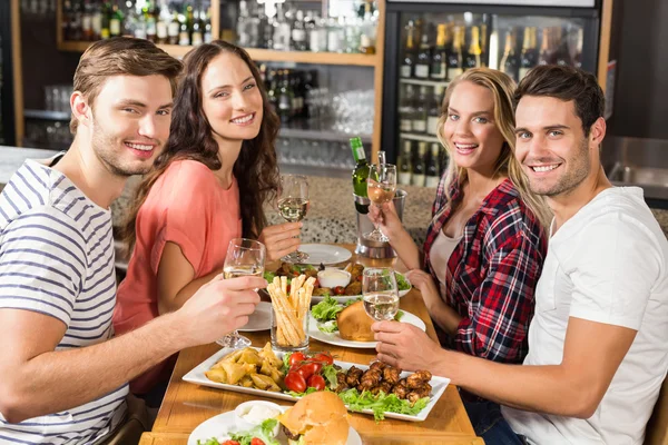 Amigos bebendo vinho branco — Fotografia de Stock